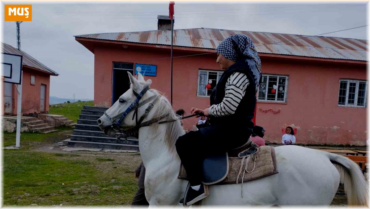 Varto'da atlı ve eşekli 23 Nisan kutlaması