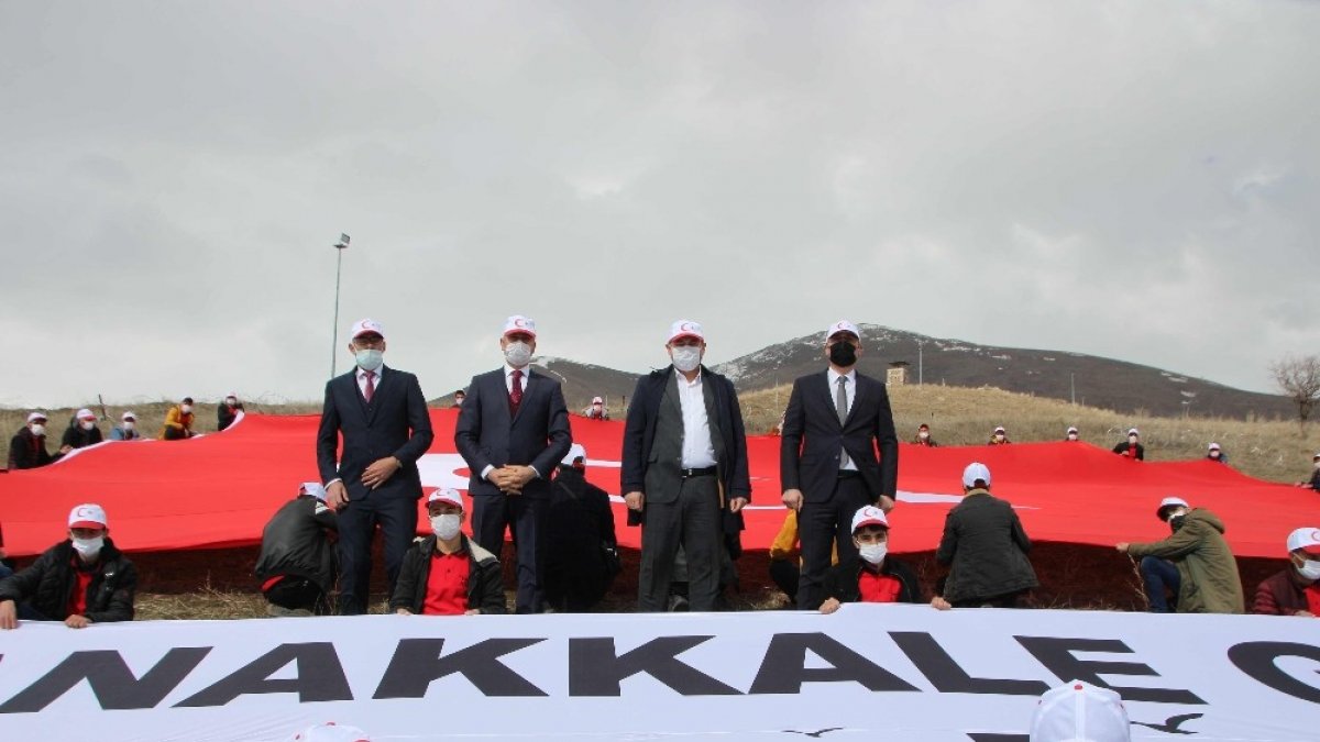 Varto'da Çanakkale şehitleri anısına dev Türk bayrağı açıldı