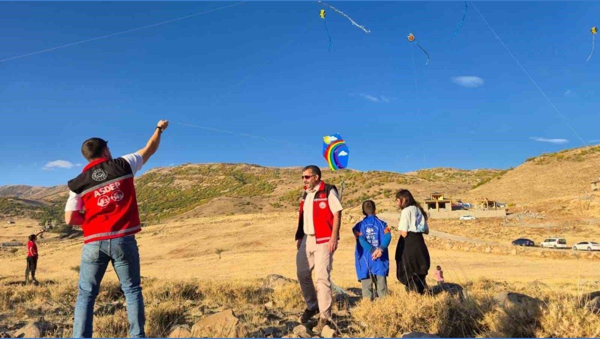 Varto'da çocuklar uçurtma etkinliğinde buluştu
