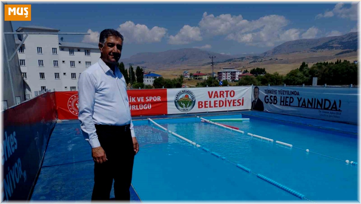 Varto'da Kur'an kurslarına giden öğrencilere yüzme eğitimi