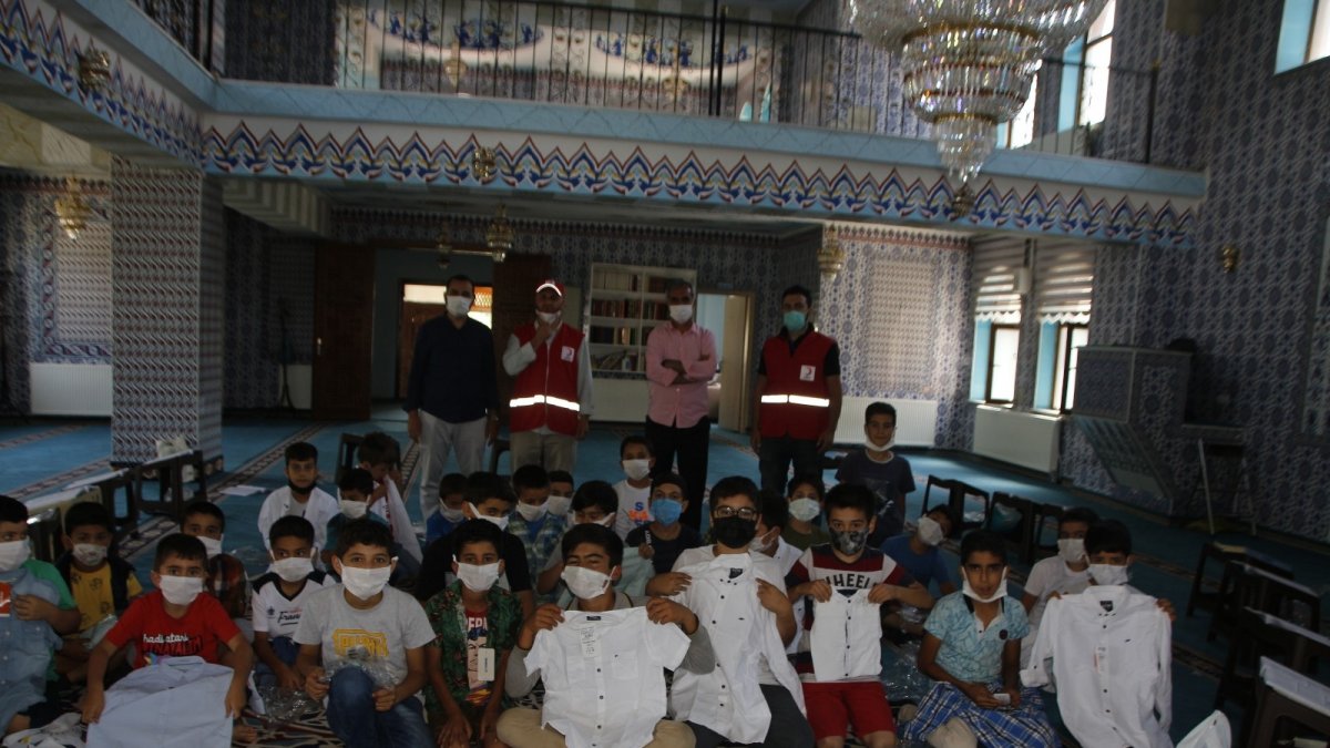 Varto'da Kur'an kursu öğrencilerine giyim yardımı