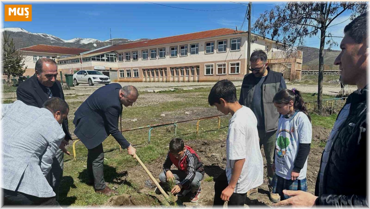 Varto'da öğrenciler okul bahçesine fidan dikti