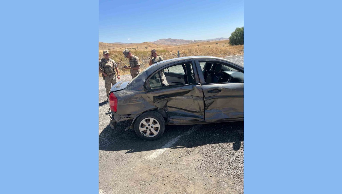 Varto'da otomobiller çarpıştı: 8 yaralı