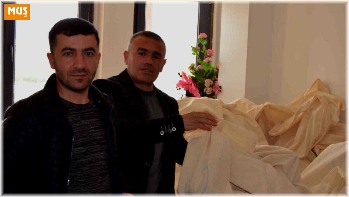 Varto'da sandık başkanları torbalarını seçim bürosundan aldılar