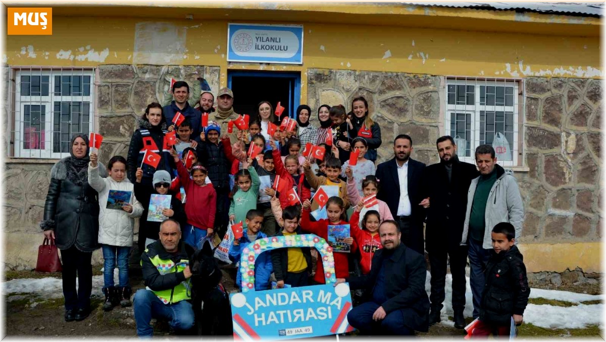 Varto'da şehit yakınları ve jandarmadan köy ilkokuluna anlamlı ziyaret
