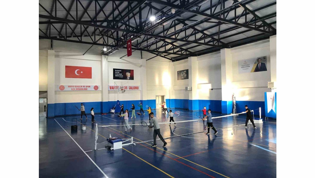 Varto'da tenis antrenmanları yoğun katılımla sürüyor