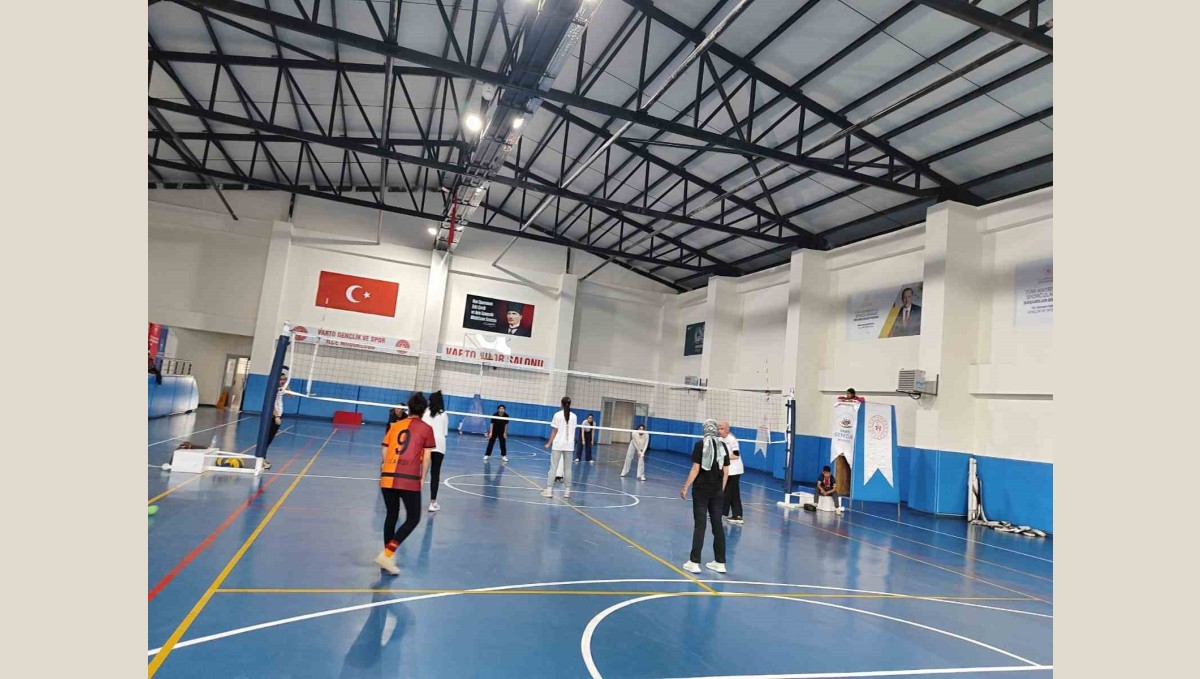 Varto Spor Salonu'nda voleybol antrenmanları devam ediyor