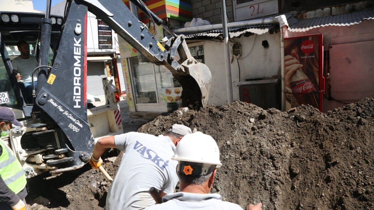VASKİ'nin içme suyu şebeke hattı yenileme çalışmaları devam ediyor