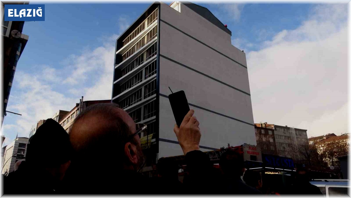 Vatandaşlar, intihar girişimini film gibi izleyip canlı yayın açtı