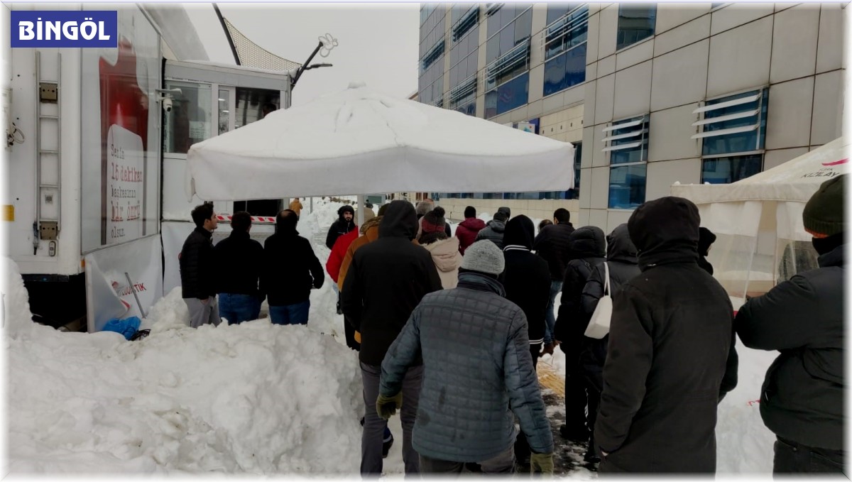 Vatandaşlar kan bağışı için sıraya girdi