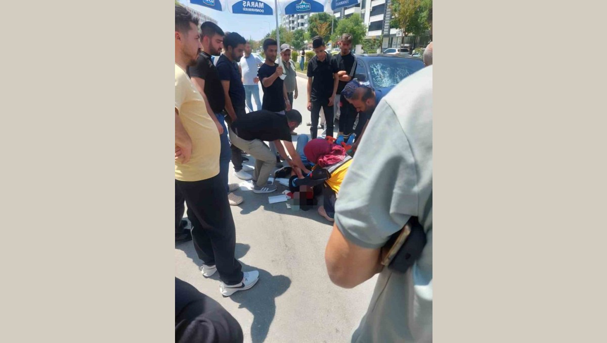 Vatandaşlar yerdeki yaralıyı güneşten korumak için dondurma şemsiyesi kullandı