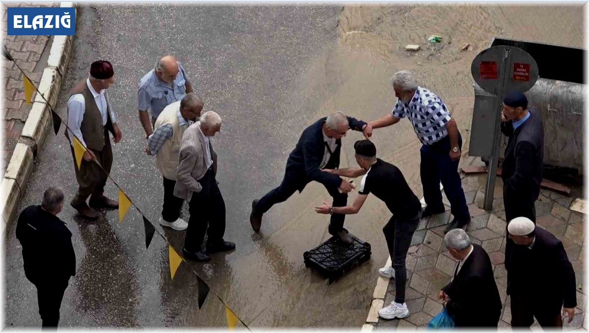 Vatandaşlardan dereye dönen yola 'kasalı' çözüm
