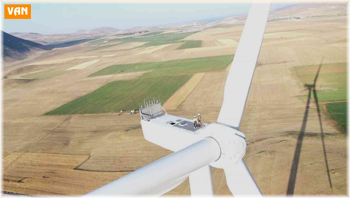 VEDAŞ çalışanları, rüzgarın elektrik enerjisine dönüşünü yerinde inceledi