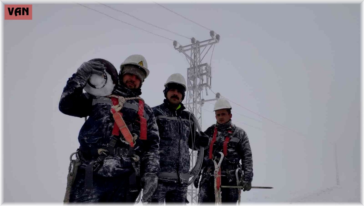 VEDAŞ ekiplerinin zorlu mücadelesi