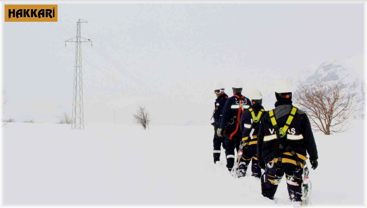 VEDAŞ'ın kar timi zorlu coğrafyada arızaları onarıyor