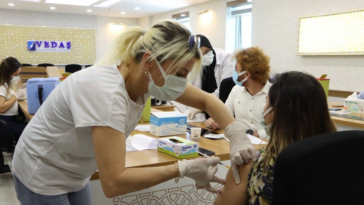 VEDAŞ personeli covid-19 aşısı oldu