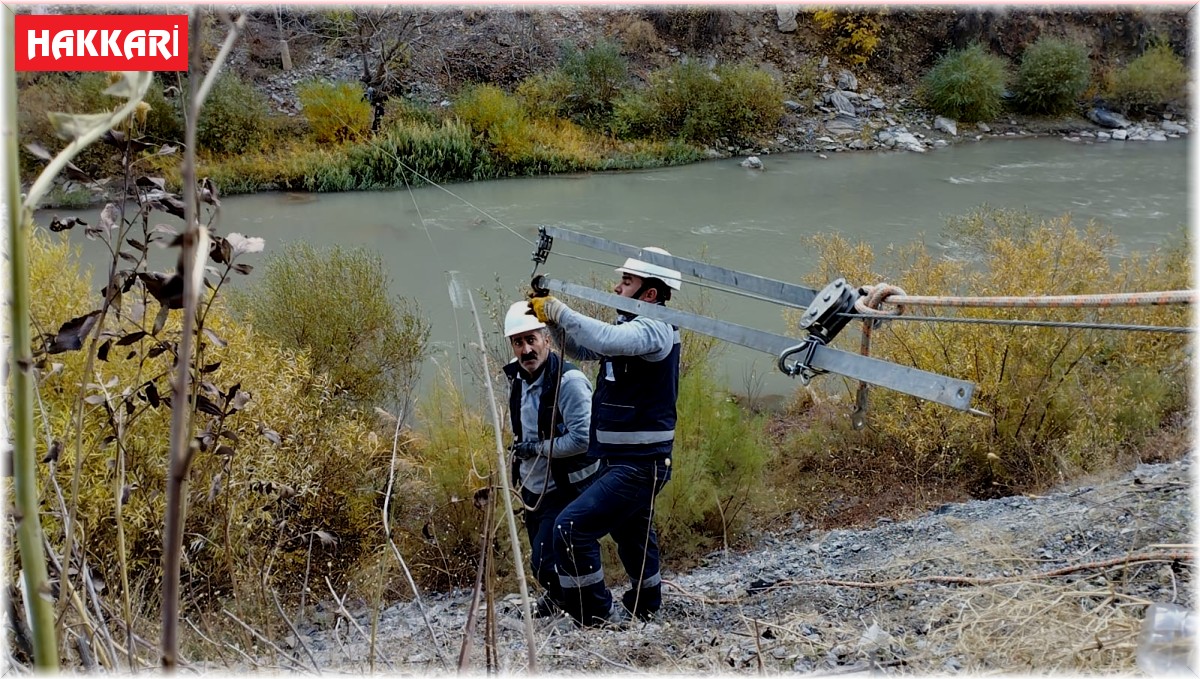 VEDAŞ Zap suyu üzerine kurdukları teleferikle bakım çalışması yaptı