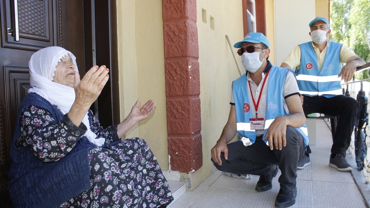 Vefa ekibi 80 yaşındaki kadının bahçesindeki otları biçti
