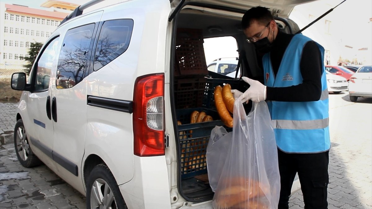 Vefa ekibi Erciş'te vatandaşın ekmek ihtiyacını gideriyor