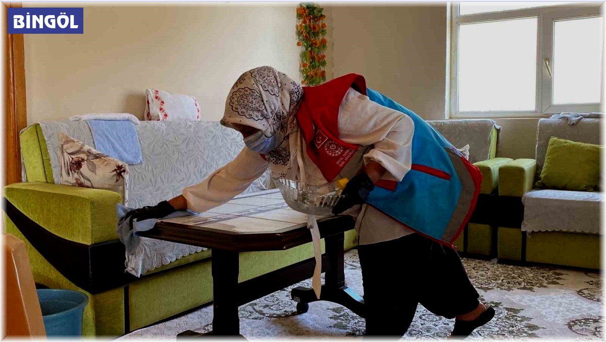 "Vefa" ekibi yaşlı ve hastaların yardımına koşuyor