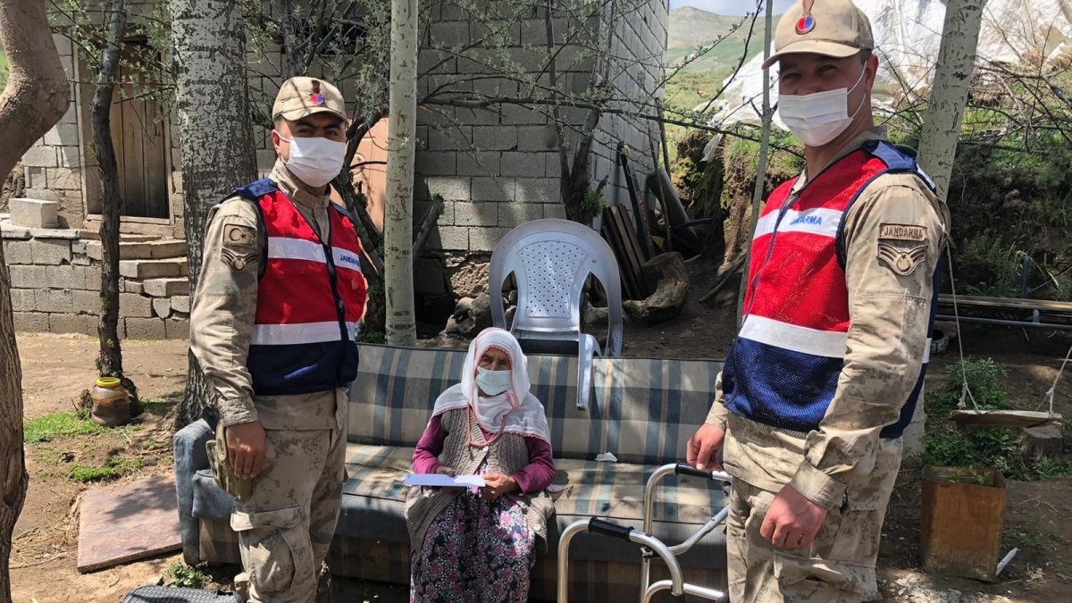 Vefa Sosyal Destek Grupları vatandaşların maaşlarını dağıtıyor