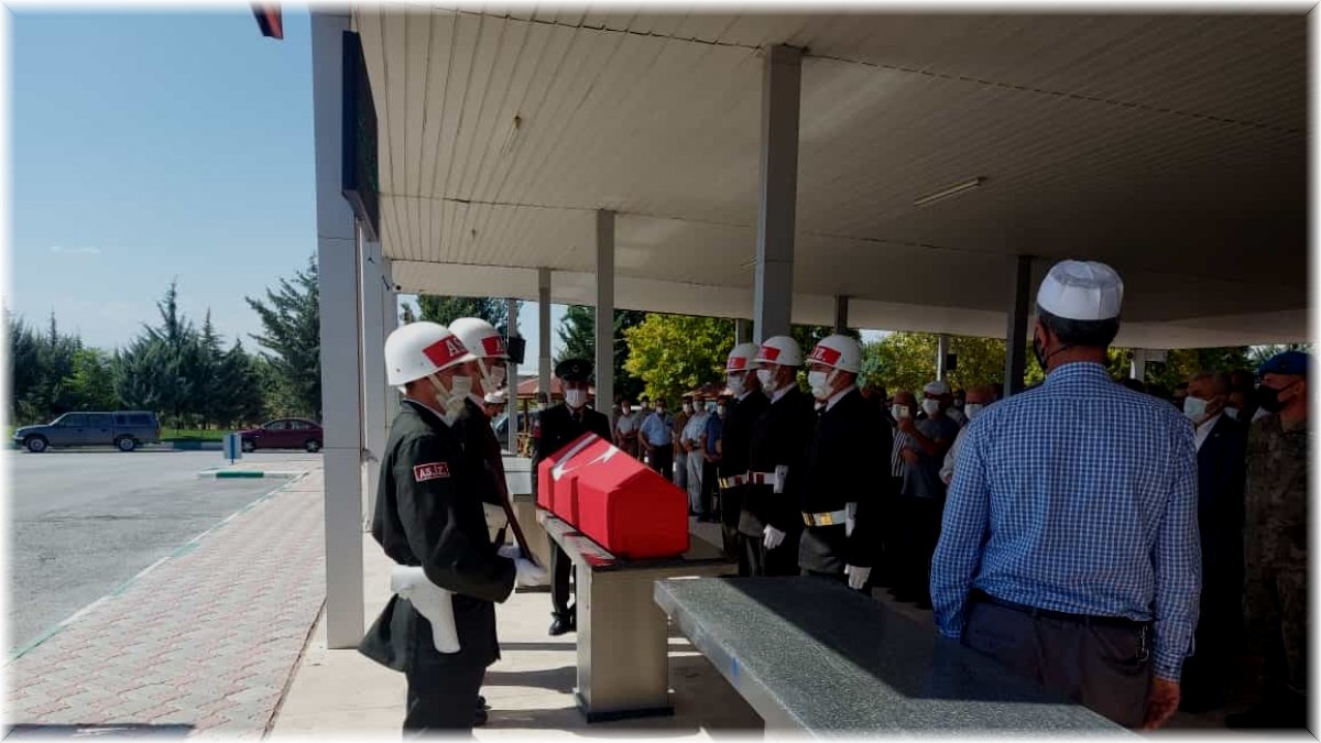 Vefat eden Arar için askeri tören