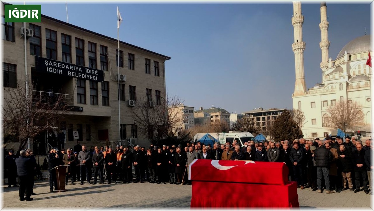 Vefat eden Iğdır eski belediye başkanı için belediye önünde tören düzenlendi