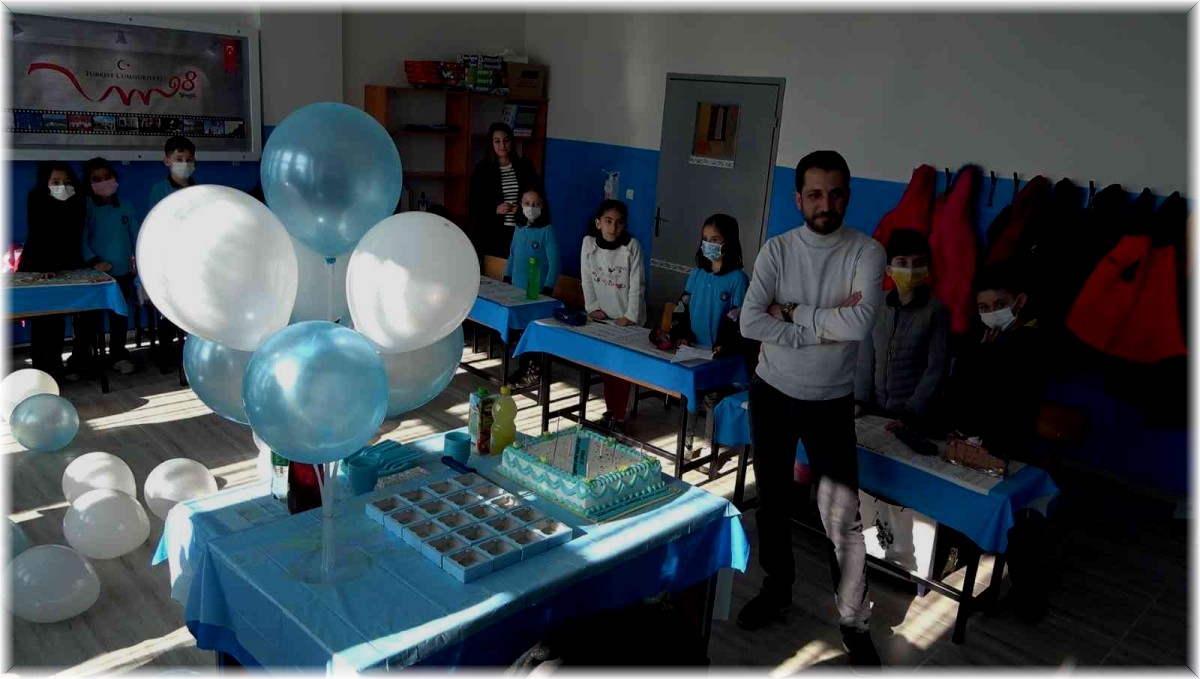 Veli ve öğrencilerden sınıf öğretmenine 'Öğretmenler Günü' sürprizi