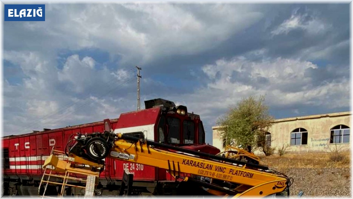 Vinç tren yolunda asılı kaldı, sürücü atlayarak canını kurtardı