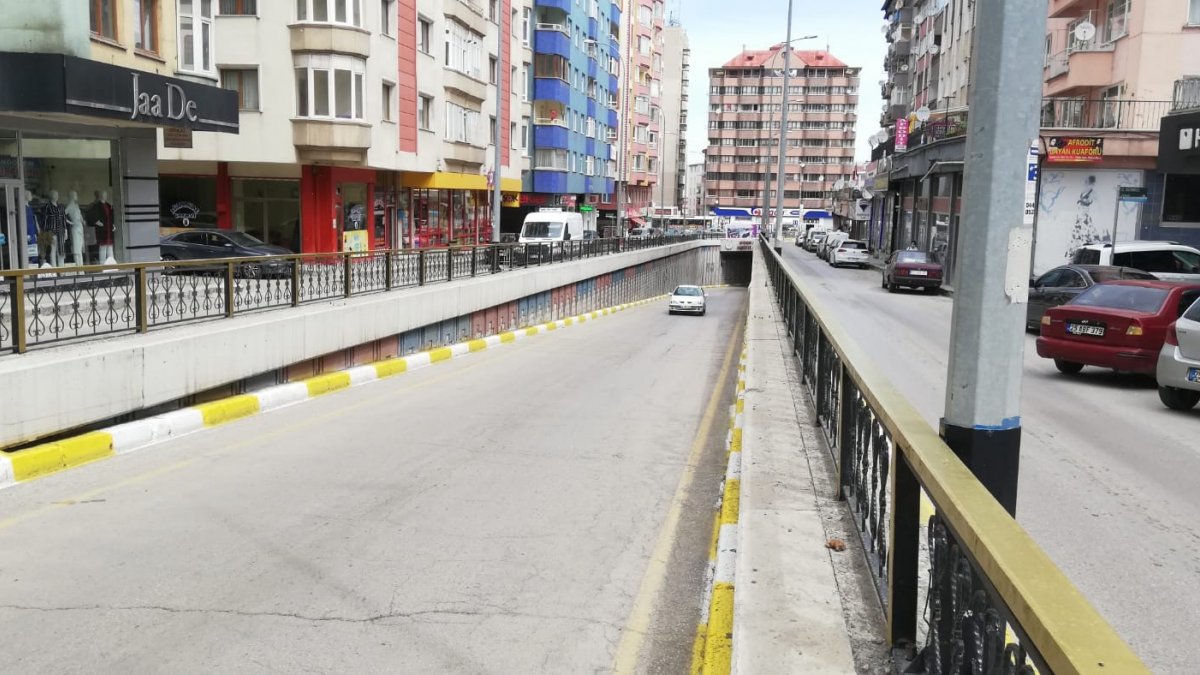 Virajı alamayan araçlar viyadük duvarına çarpıyor