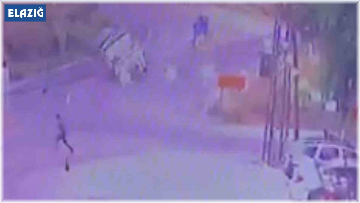 Virajı alamayan kamyonetin devrilme anı güvenlik kamerasında