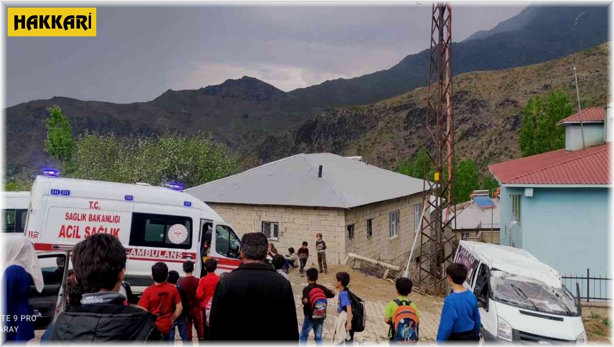 Virajı alamayan minibüs takla attı: 2 yaralı