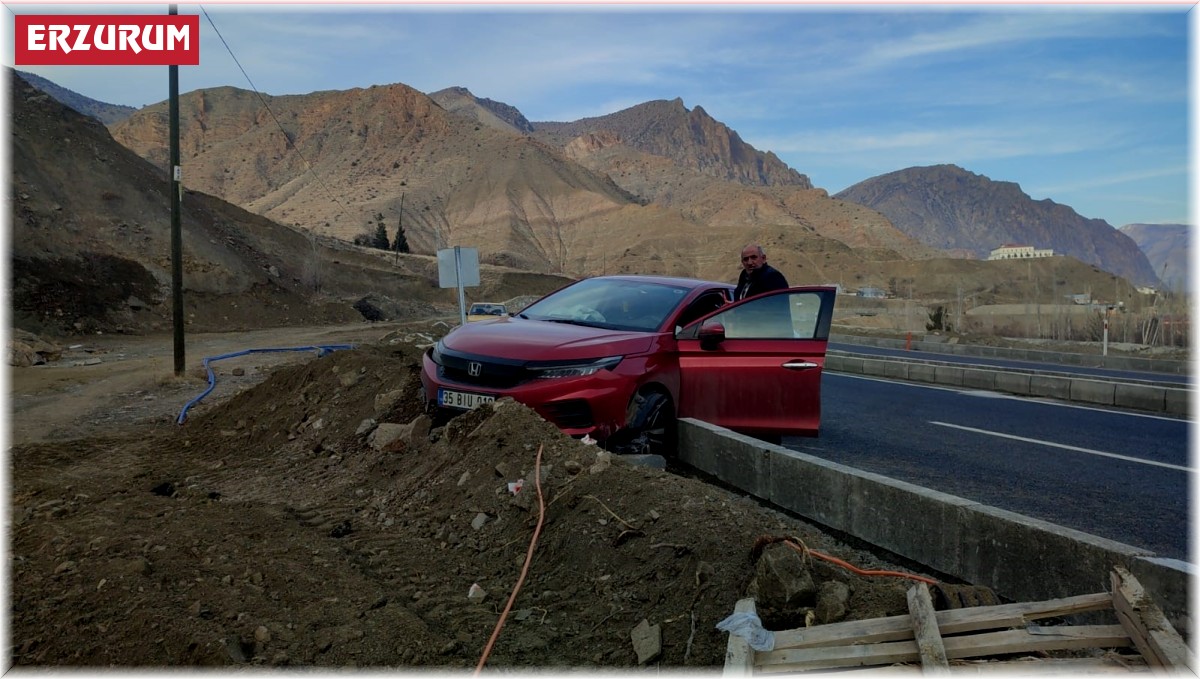 Virajı alamayan otomobil bordür taşlarına çarptı