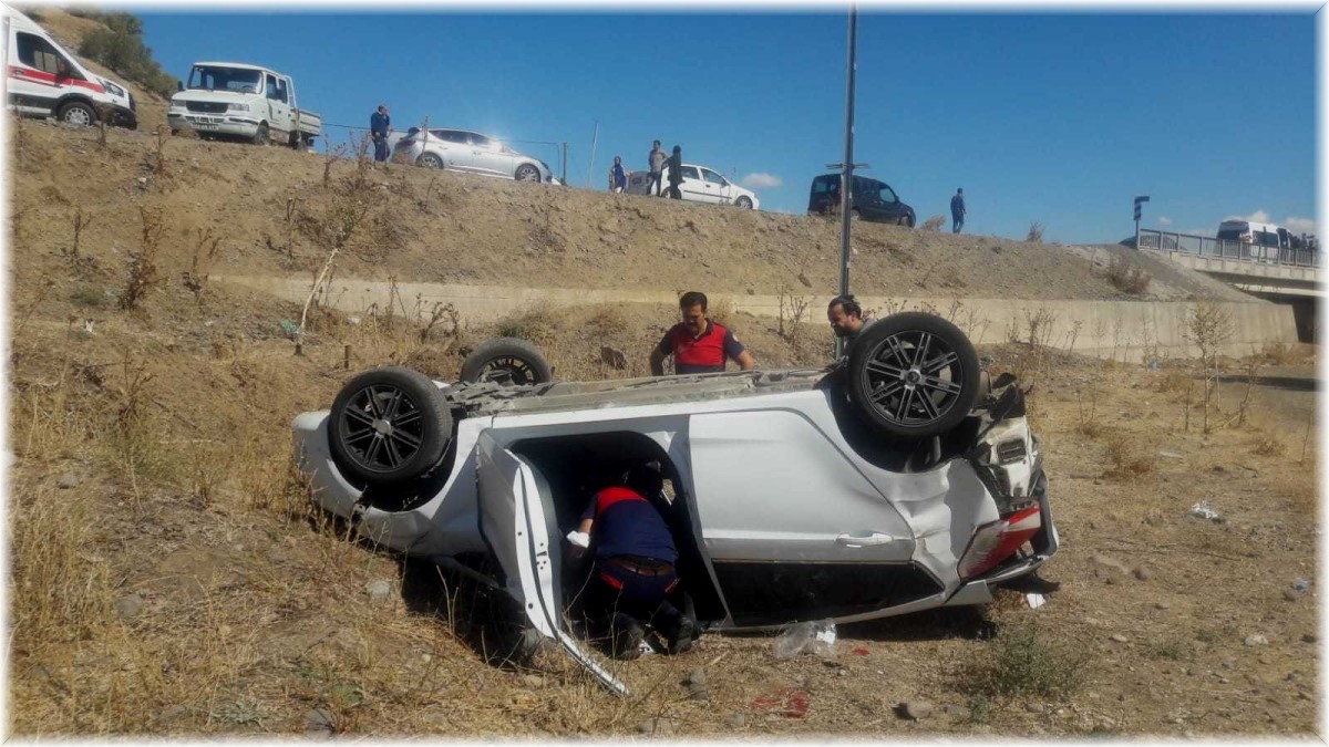 Virajı alamayan otomobil takla attı: 2 yaralı