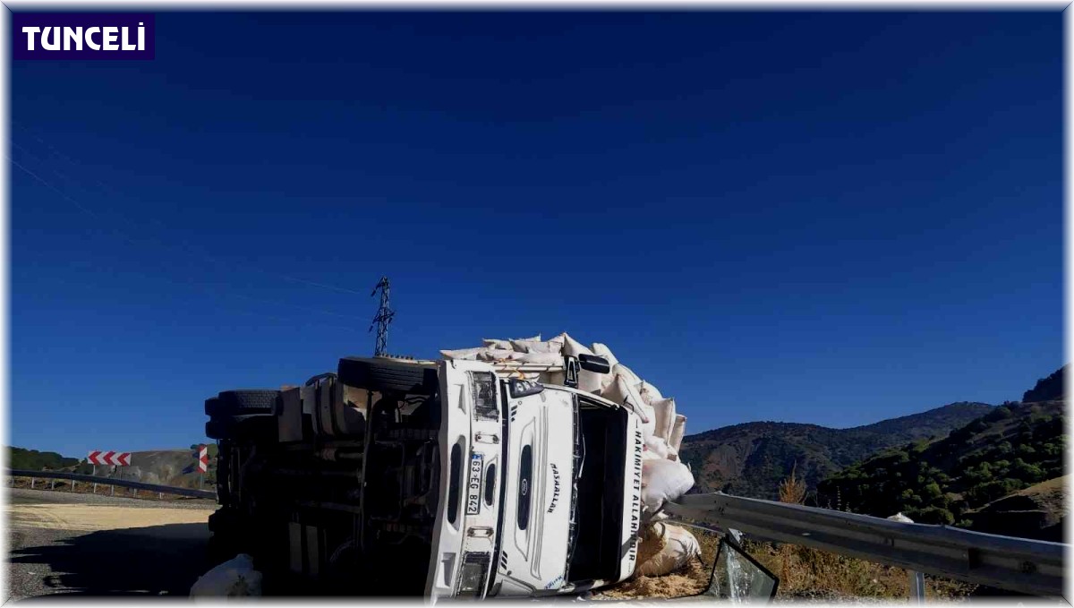 Virajı alamayan saman yüklü kamyon devrildi