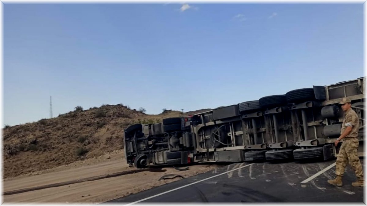 Virajı alamayan tır devrildi