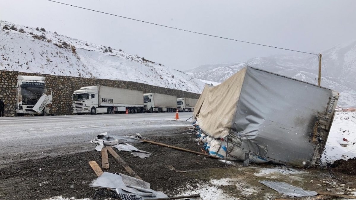 Virajı alamayan tır istinat duvarına çarptı: 1 yaralı