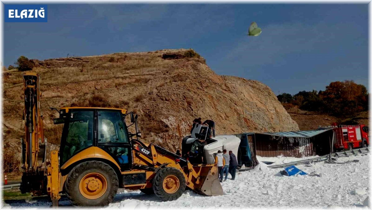 Virajı alamayan tuz yüklü tır devrildi: 1 yaralı