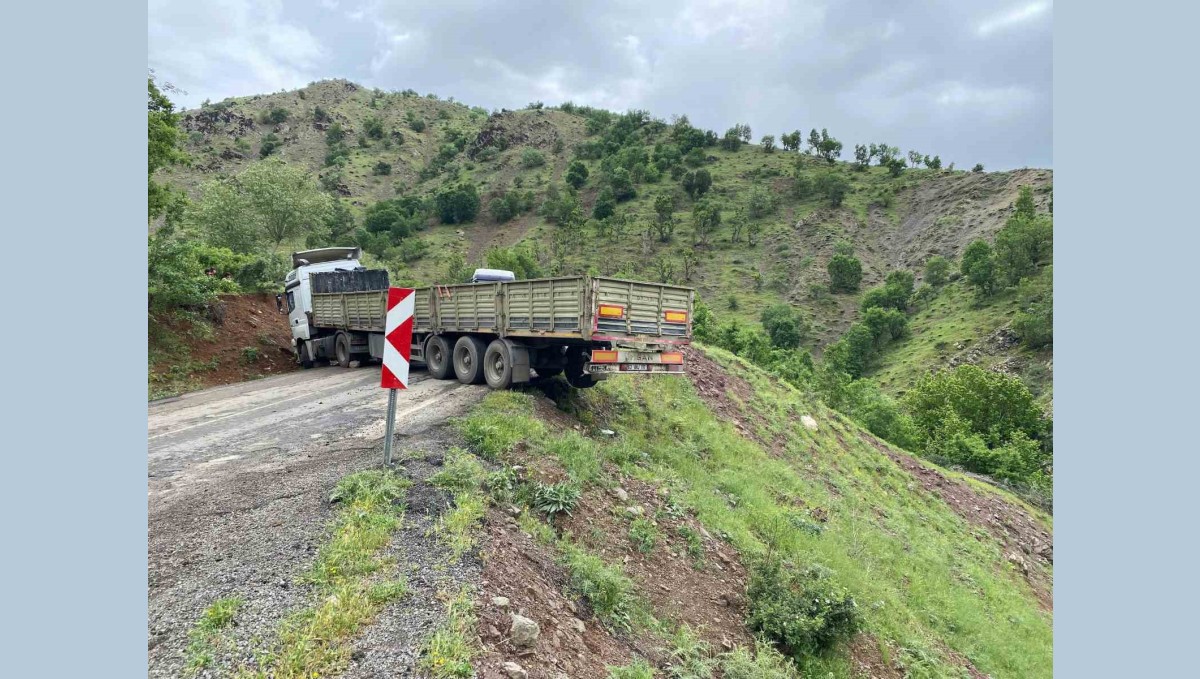 Virajlı yolda mahsur kalan tırı vatandaşlar kurtardı