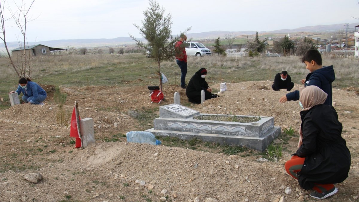Virüsten aynı aileden 5 kişi 20 gün içinde vefat etti, çocukları herkesi uyardı