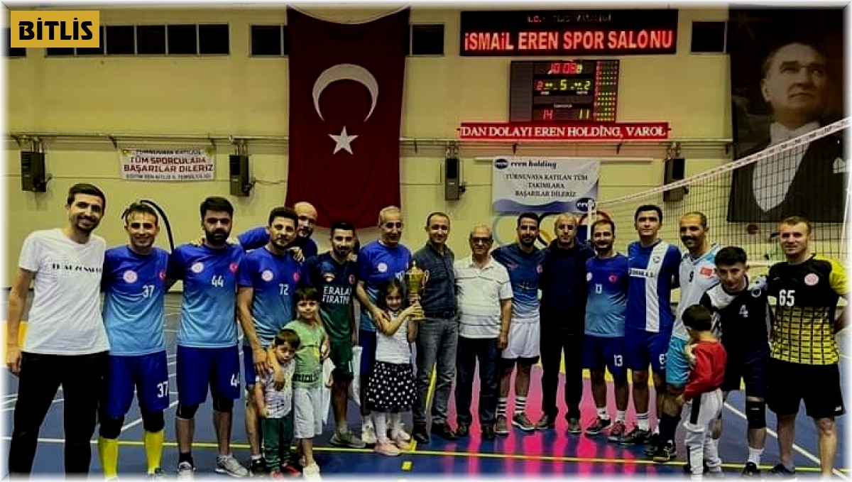 Voleybol turnuvasının şampiyonu Güroymak Milli Eğitim Müdürlüğü