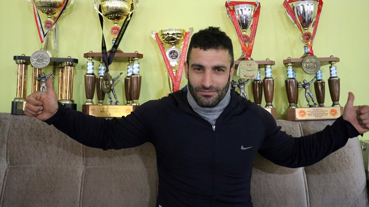 Vücut geliştirme sporcusu Ömer Çeçen, kendisi gibi engelli şampiyonlar yetiştirmenin hayalini kuruyor