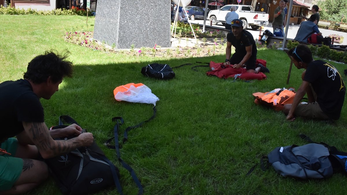 Wingsuit sporcuları "yarasa atlayışı" için Kemaliye'de