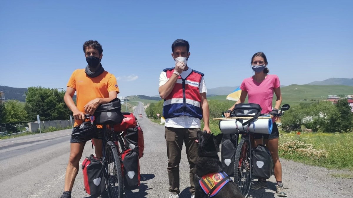 Yabancı dil bilen jandarma ekipleri görev başında