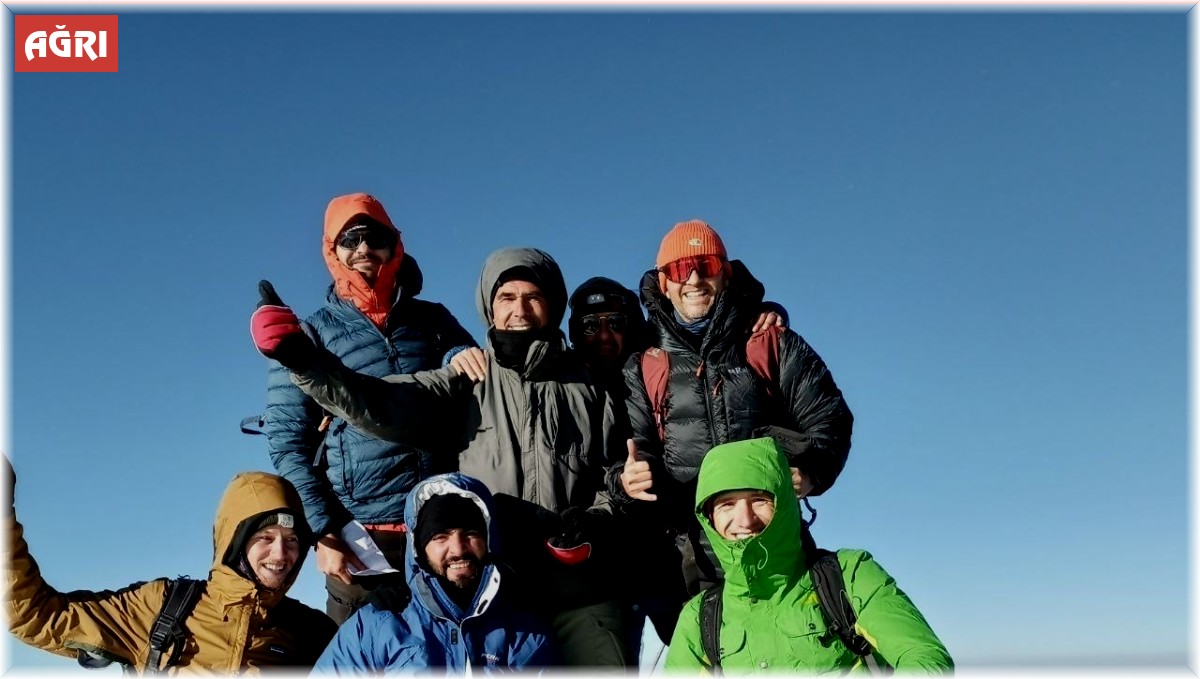 Yabancı turistler Ağrı Dağı zirvesinde