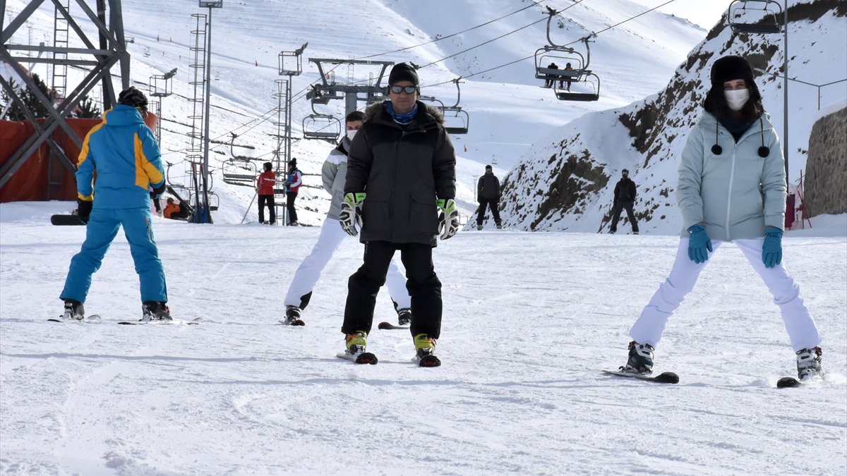 Yabancı turistler Palandöken'de kayağın keyfini çıkarıyor