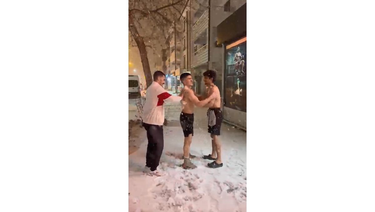 Yağan kar altında önce antrenman, ardından kar banyosu yaptılar