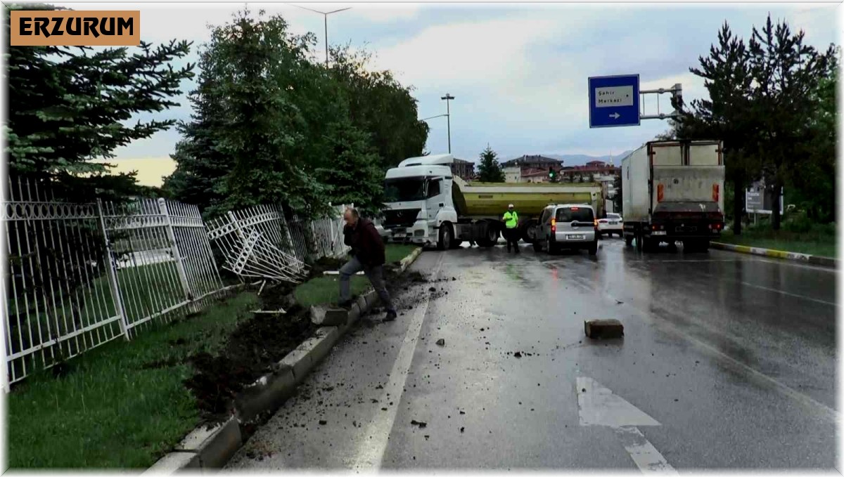 Yağış sonrası kayganlaşan yolda direksiyon hakimiyetini kaybeden kamyon refüje çıktı