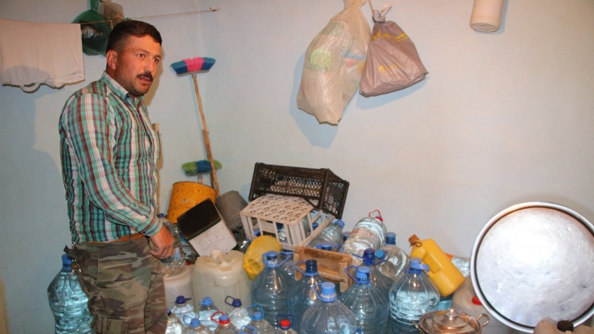 Yağışlar olmayınca çeşmeler kurudu, içecekleri suyu bidonlarla getiriyorlar