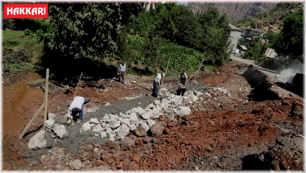 Yağışlardan dolayı yıkılan duvar yapılmaya başlandı